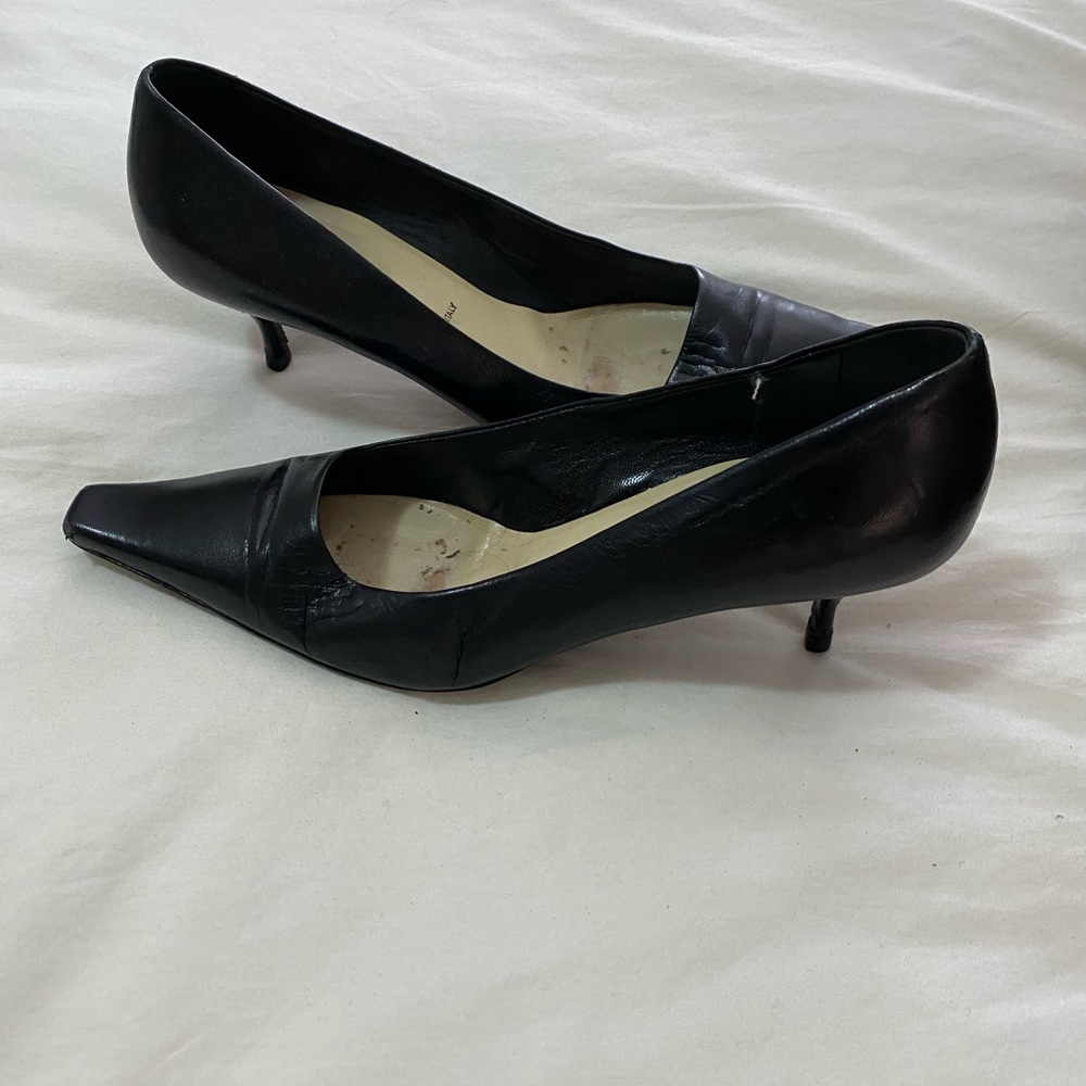 Kitten heel pump